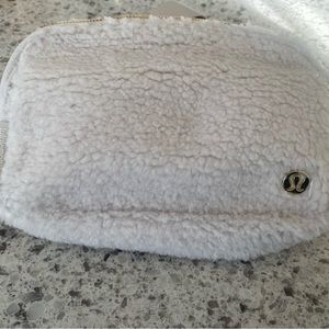 NWT AUTHENTIC LULULEMON WHITE AND GOLD SHERPA BELT BAG